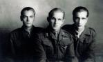 Tomasz Skrzy�ski z kolegami, Romanem (po lewej) i Tadeuszem (po prawej), Alessano 1945 r.