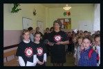 Pani pedagog Zofia Garlacz zapoznawaa dzieci z celami kampanii
