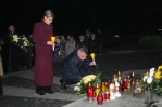 Kwiaty pod Pomnikiem skada Burmistrz Adam Najder wraz z Sekretarz Gminy Ew Strzak