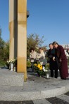 Złożenie kwiatów pod pomnikiem poświęconym Janowi Pawłowi II
